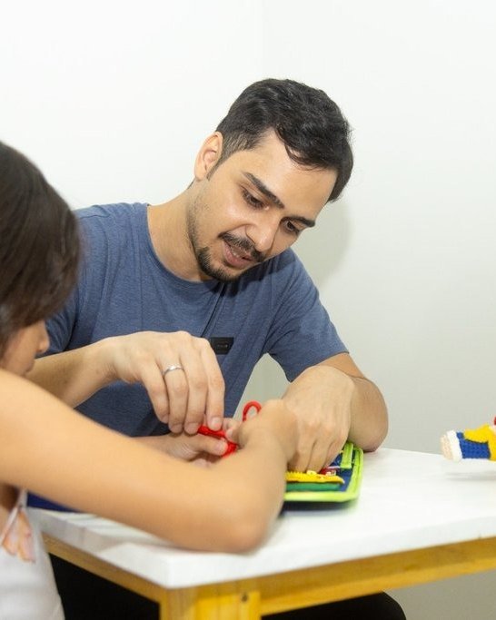 Saymon atendendo uma criança em uma atividade lúdica